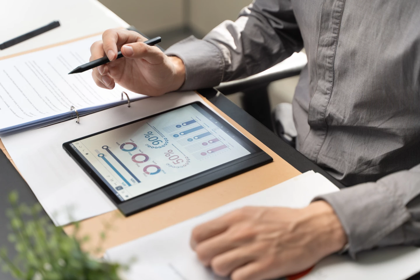 10-inch color e-note wraps LCD-like performance in eye-friendly